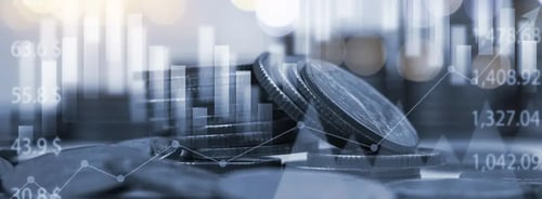 Montones de monedas apiladas con gráficos financieros y barras de crecimiento superpuestos, representando análisis e inversión económica. Montones de monedas apiladas con gráficos financieros y barras de crecimiento superpuestos, representando análisis e inversión económica.