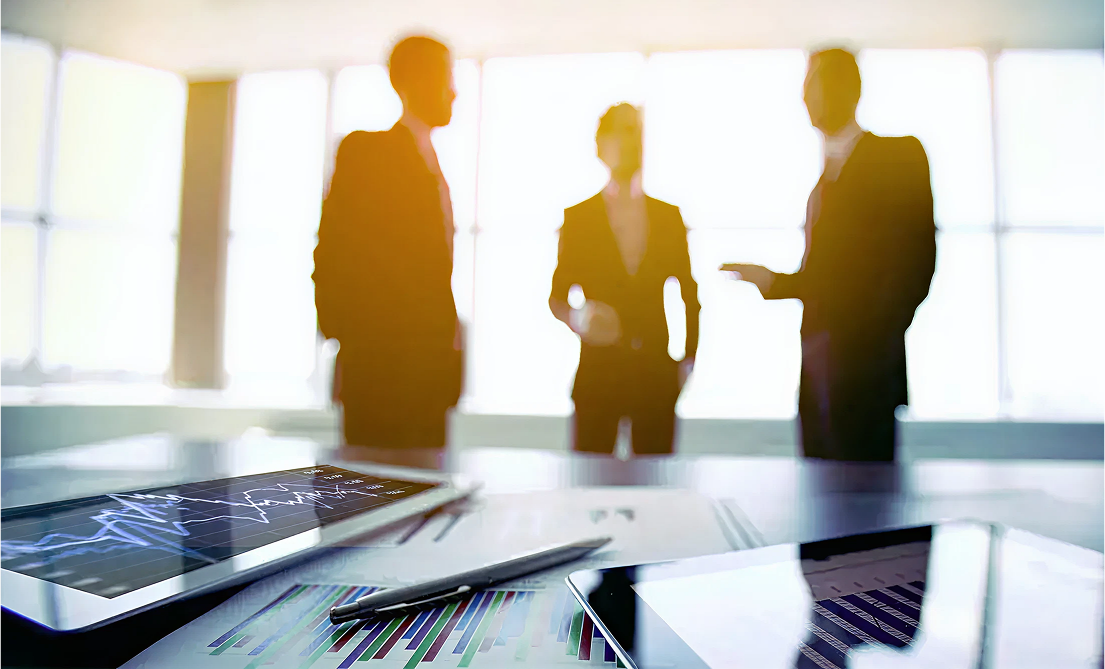 banner-tres-personas-traje-graficas