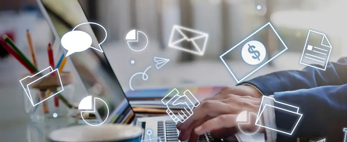 Manos escribiendo en una computadora portátil con íconos flotantes de comunicación, finanzas y archivos digitales