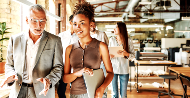 Ejecutivos conversando sobre estrategias de inversión y finanzas empresariales en el Banco Nacional de Costa Rica BNCR.