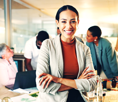 Cliente de BNCR feliz porque se acaba de convertir en Persona Inversionista