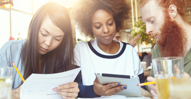 Jóvenes analizando finanzas y planes de ahorro e inversión del Banco Nacional de Costa Rica BNCR.